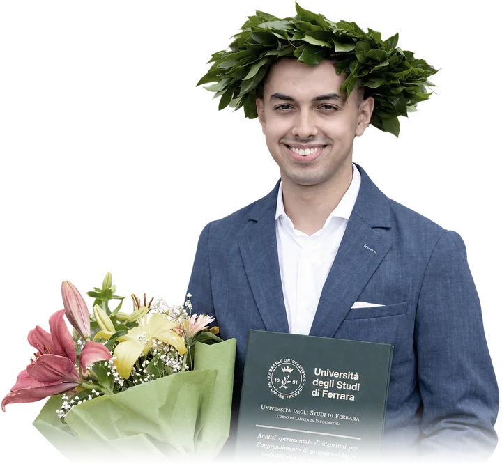 Hamza Aoussar il giorno della laurea, con corona d'alloro e tesi dell'Università degli Studi di Ferrara